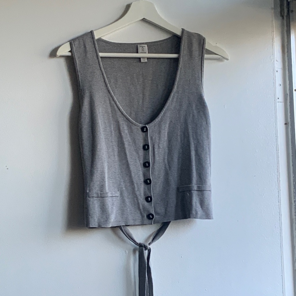 Tristan Silk&Cottob Gray Sleeveless Button-Down Crop Top